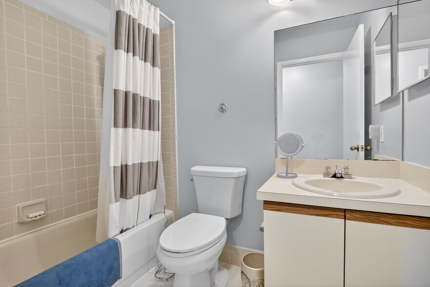 Building Photo - 9481 Oak Grove Cir