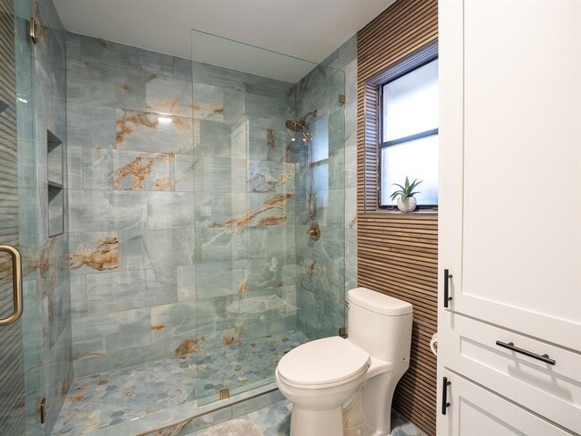 Building Photo - 2110 Wychwood Dr