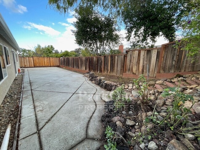 Building Photo - Nicely Update Home Now Available in the Crossings