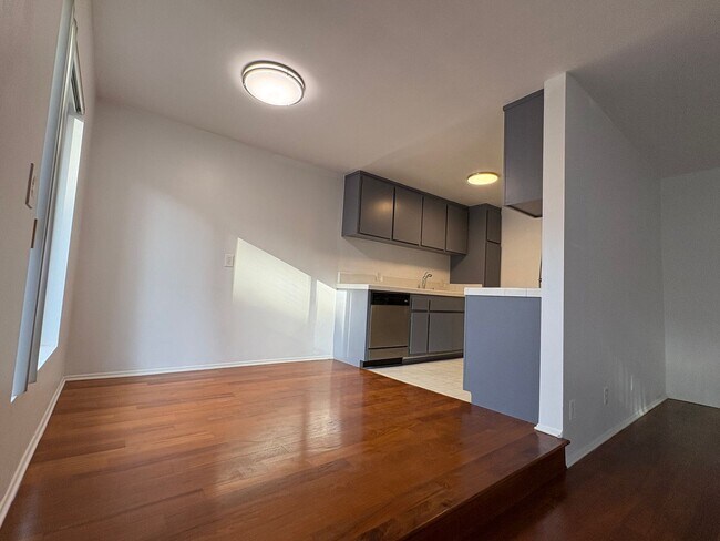 Building Photo - One Bedroom Condo Near Trendy Montana Ave.