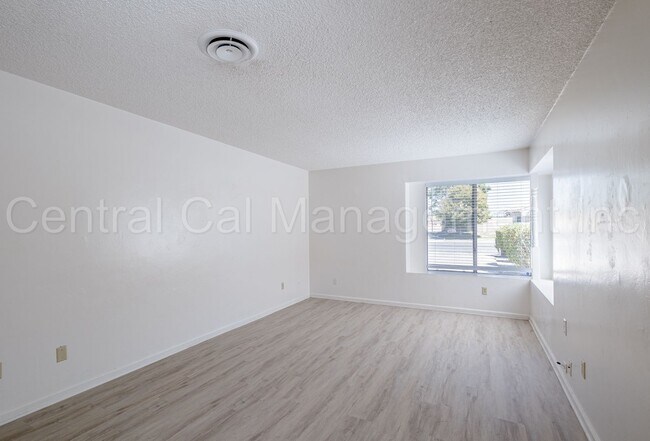 Building Photo - 113 Universe Ave