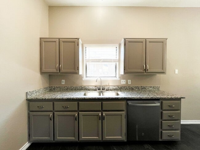 Building Photo - Available NOW!!!! This charming 1 story, 3 bedroom, 2 bath house could be your next home! Beautif...
