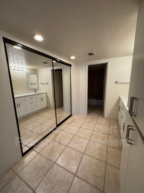 Building Photo - 2701 E Mesquite Ave