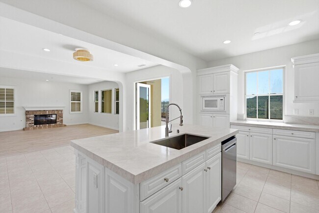 Building Photo - 40 Paseo Lerida
