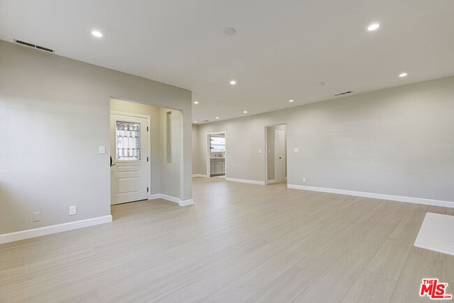 Building Photo - 10529 Mt Gleason Ave