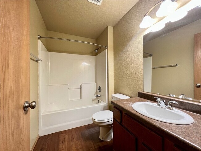 Building Photo - 865 Meadowlands Dr