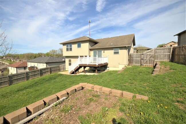 Building Photo - Charming Split Level in Ozark!