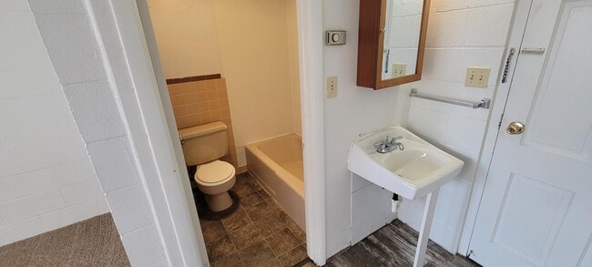 Building Photo - 112 E Cherry St