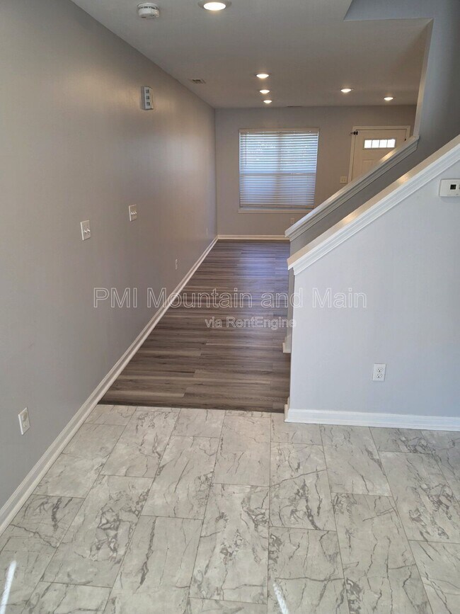 Building Photo - 25 Barnett Shoals Dr