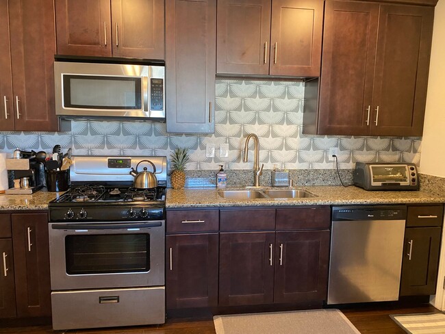 Building Photo - Beautiful Single-Story 2 Bedroom, 1 Bath w...