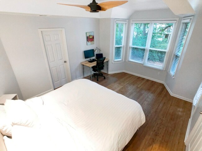 Building Photo - Beautiful Updated 2BR/2BA Condo Near Beltline