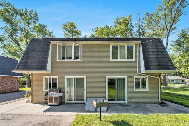 Building Photo - $1250 /2-bedr/1.5 bath town house duplex; tenant pays only electric (Kalamazoo)