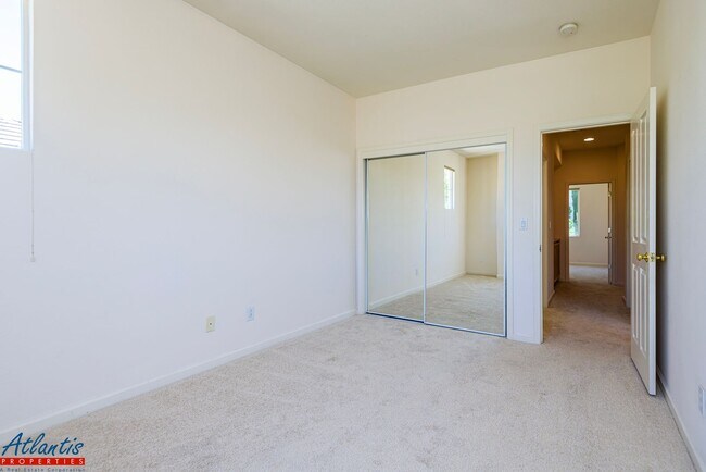 Building Photo - Beautiful Home | Remodeled Kitchen | Centr...