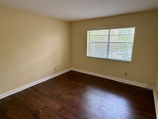 Building Photo - 2/1.5 Townhome located in Tampa with Priva...