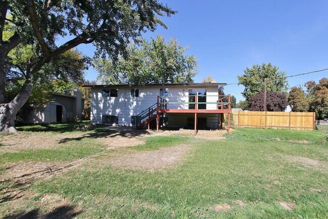 Building Photo - Spacious Home in Quiet Neighborhood
