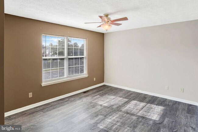 Building Photo - 213 Copperfield Ln