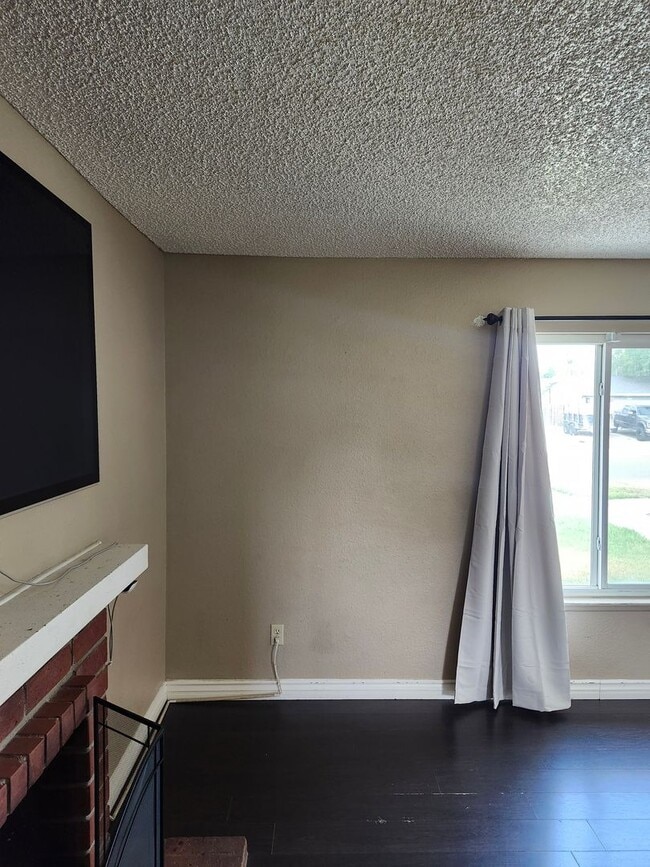Building Photo - Inviting 3-Bedroom Home