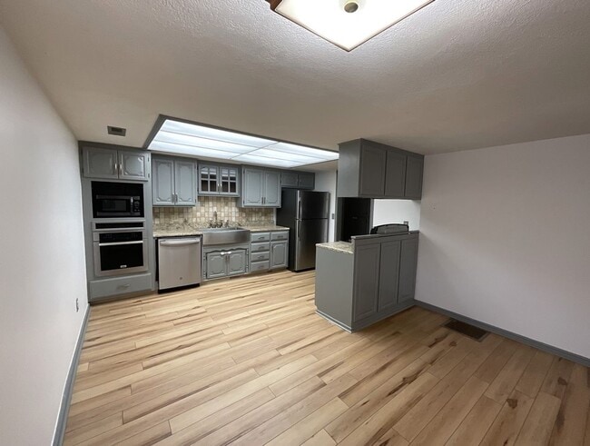 Building Photo - LEASING