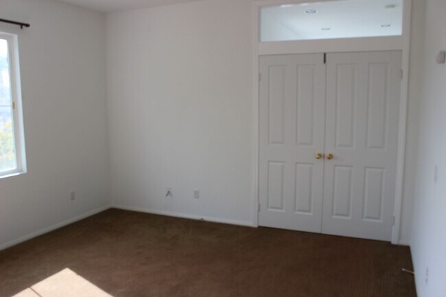 Building Photo - 39 Whispering Pine
