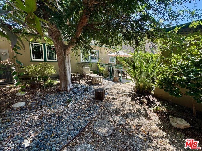 Building Photo - 511 N Sweetzer Ave