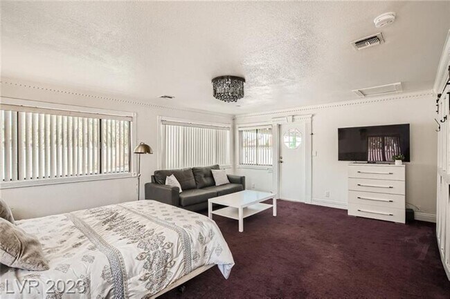 Building Photo - Fully Furnished with sparkling pool!