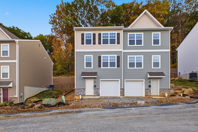 Building Photo - 1250 E 7th St