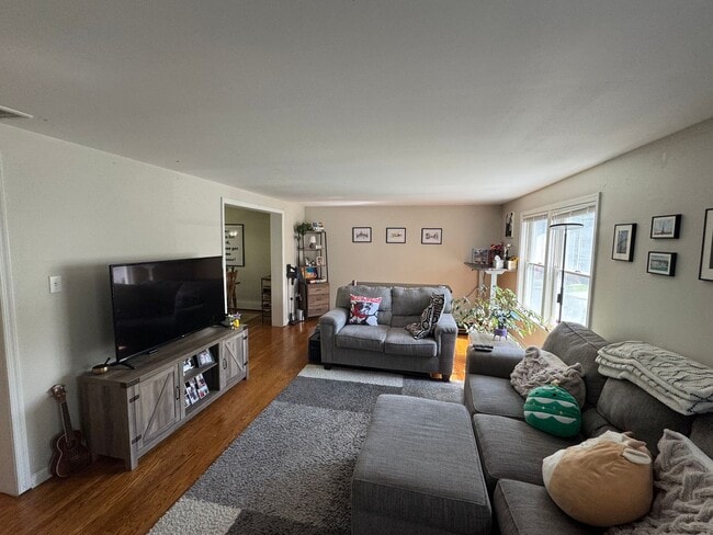 Building Photo - Spacious 3 bedroom 2.5 bathroom Duplex