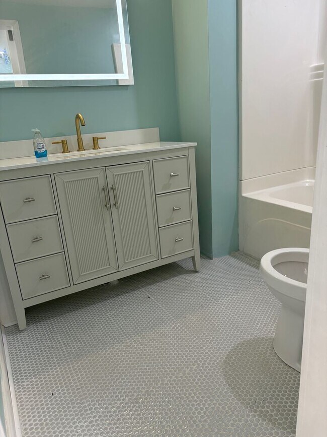 Building Photo - Jefferson 3