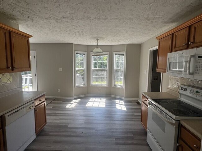 Building Photo - Spacious 3 Bedroom, 2.5 Bath Home with Bon...