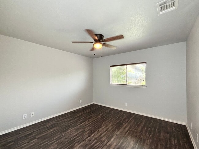 Building Photo - Gorgeous 3 bedroom with loft!