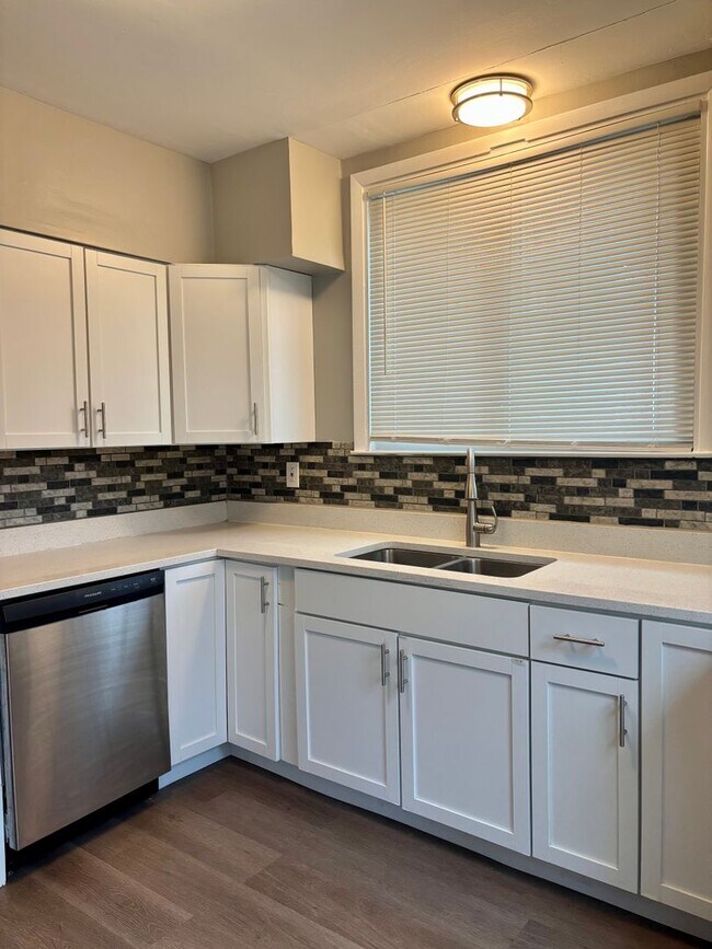 Building Photo - WOW! This beautifully updated 3-bedroom won't last!