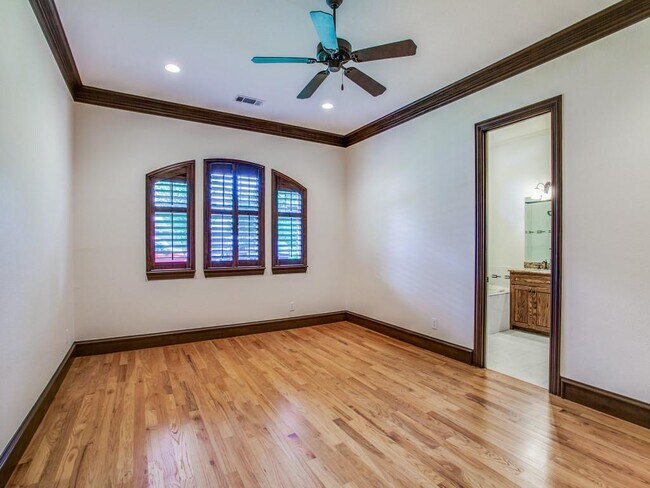 Building Photo - 3717 W Beverly Dr