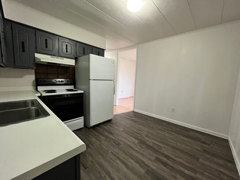 Building Photo - 464 E Hillside Ave