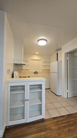 Building Photo - 1701 E Chevy Chase Dr