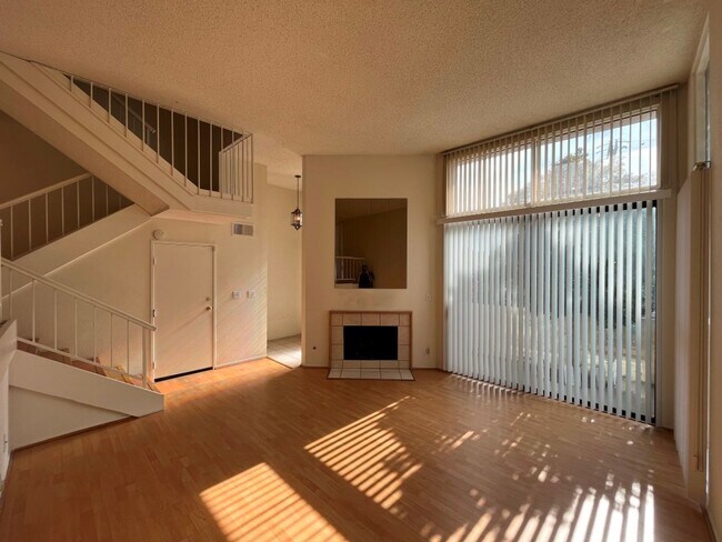 Building Photo - Northridge 3+2.5 in gated community w/pool...