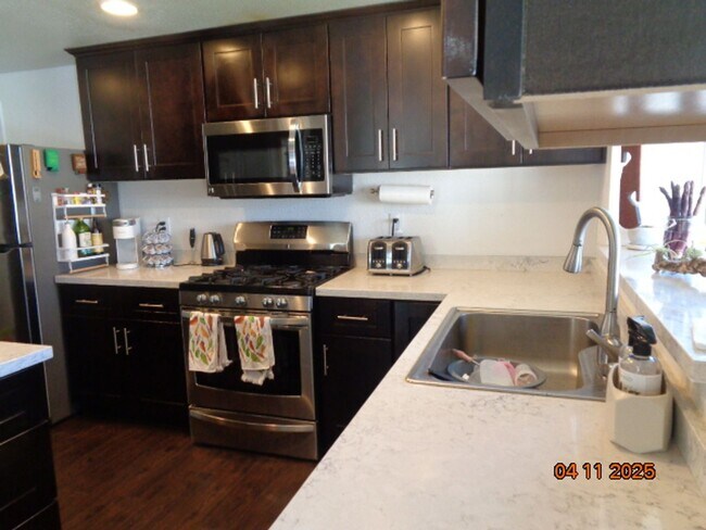 Building Photo - 3055 Paxton Ave
