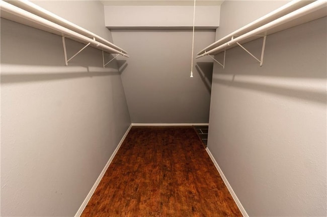 Building Photo - 3901 Knollwood Dr