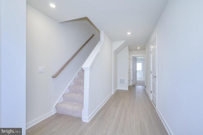 Building Photo - 14 Trotting Rd