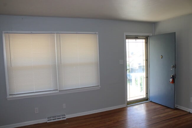 Building Photo - Spacious 3 Bedroom and 1 full bath home in...