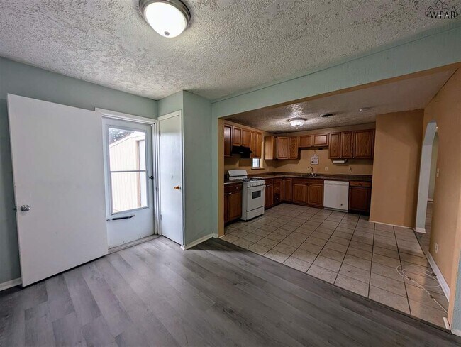 Building Photo - 2805 S Bandera Dr
