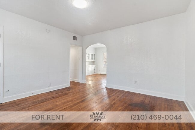 Building Photo - 1630 W Rosewood Ave