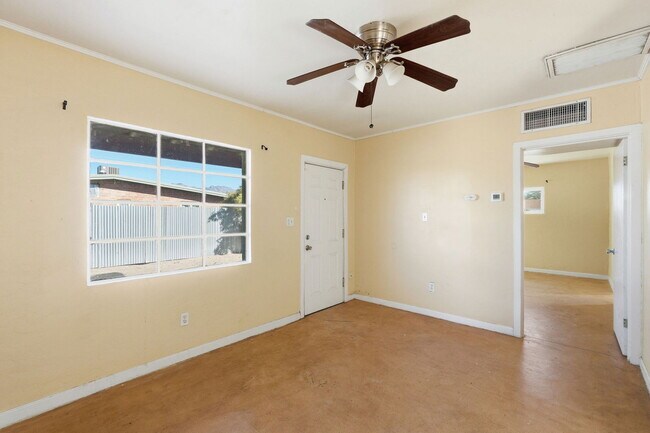 Building Photo - 3226 E Bermuda St