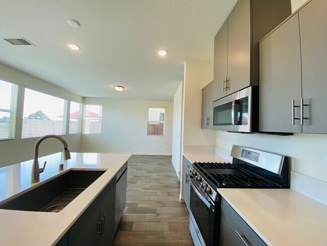 Building Photo - $2,395 Alluvial & Fowler, 3 Bedroom Home -...