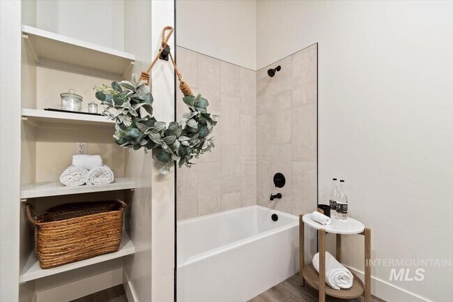 Building Photo - 362 London St