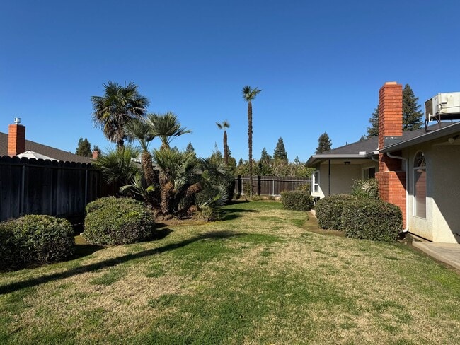 Building Photo - 6517 N San Pedro Ave