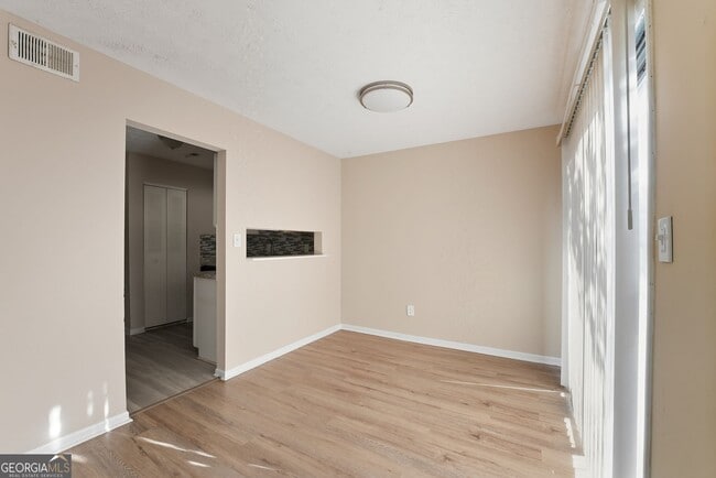 Building Photo - 293 Country Club Dr