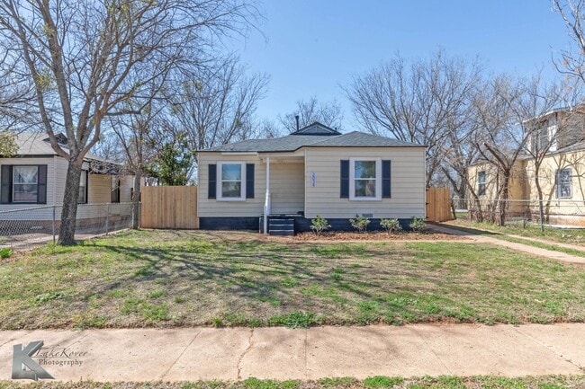 Building Photo - 2 bed 1 bath, New kitchen, new windows!