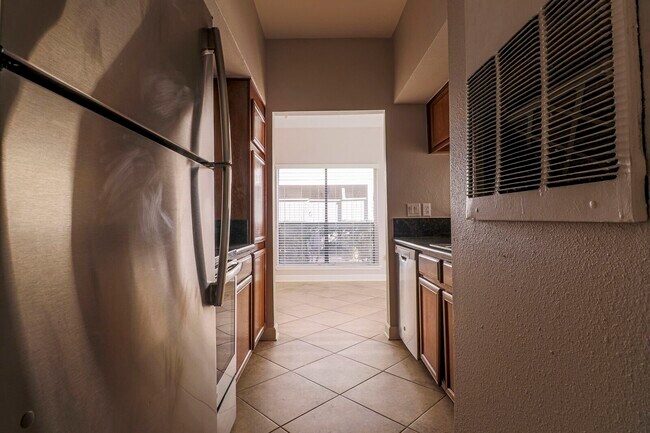 Building Photo - 2025 Augusta Dr