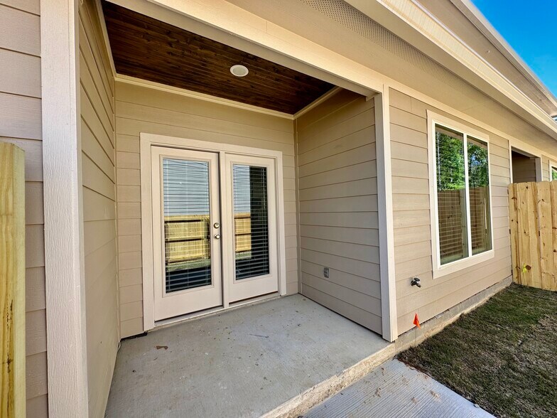 Building Photo - 16111 Pawnee Dr