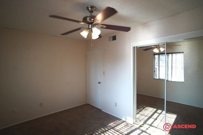 Building Photo - Charming home is Oildale!